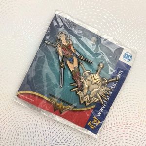 Wonder Woman collectible pin set NWT